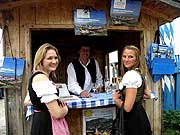 Infostand der Samerberger mit Hans Guggenbichler (©Foto:  Anton Hötzelsperger)